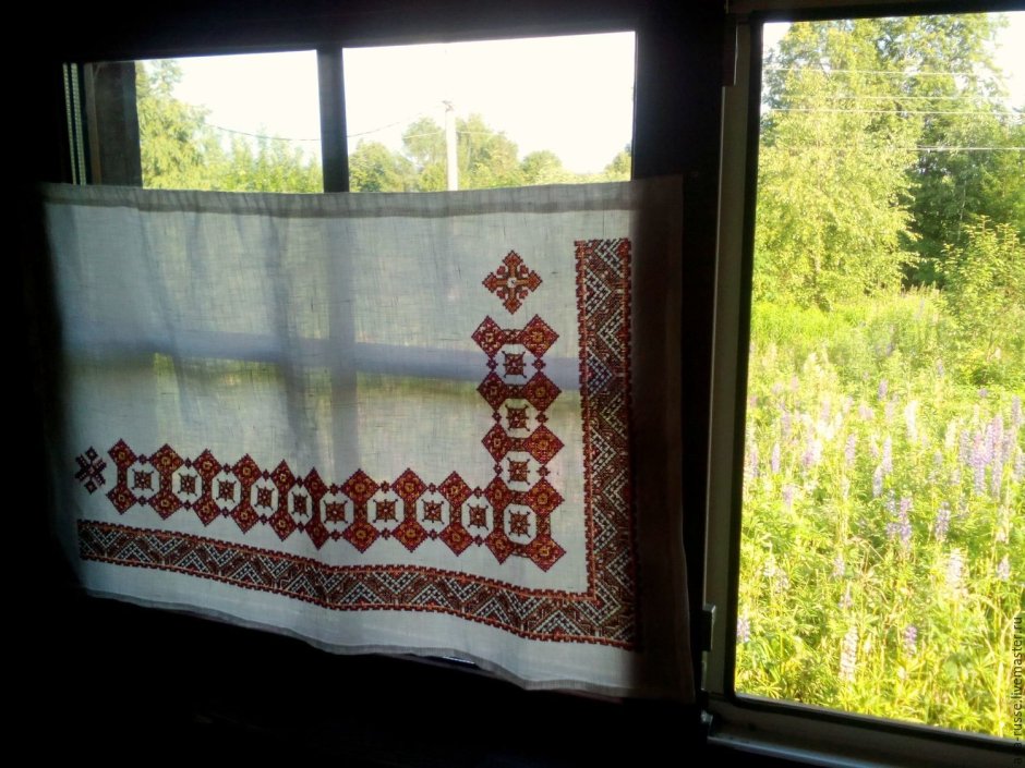 Деревенские шторки на окнах