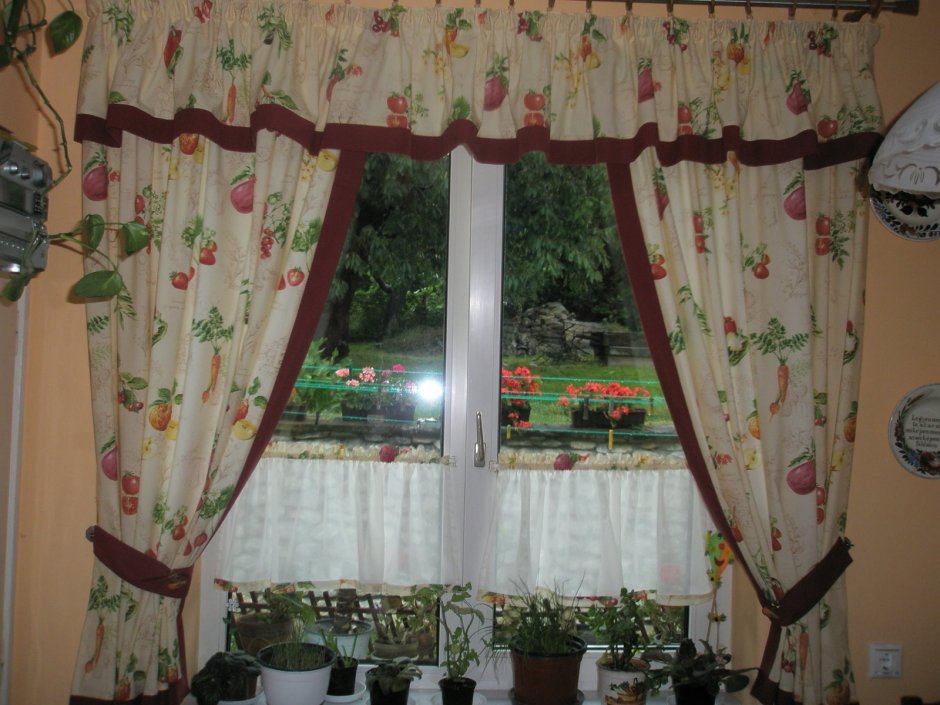 Окно в деревенском доме