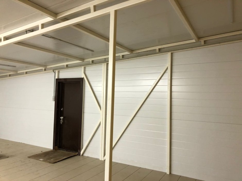 Кран балка в ангаре из сендвичные панели