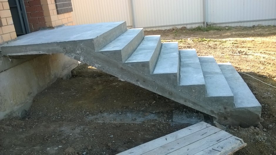 Бетонные ступеньки