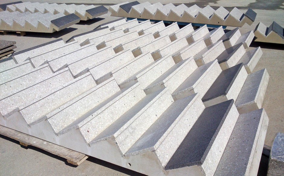 Бетонная лестница с деревянными ступенями