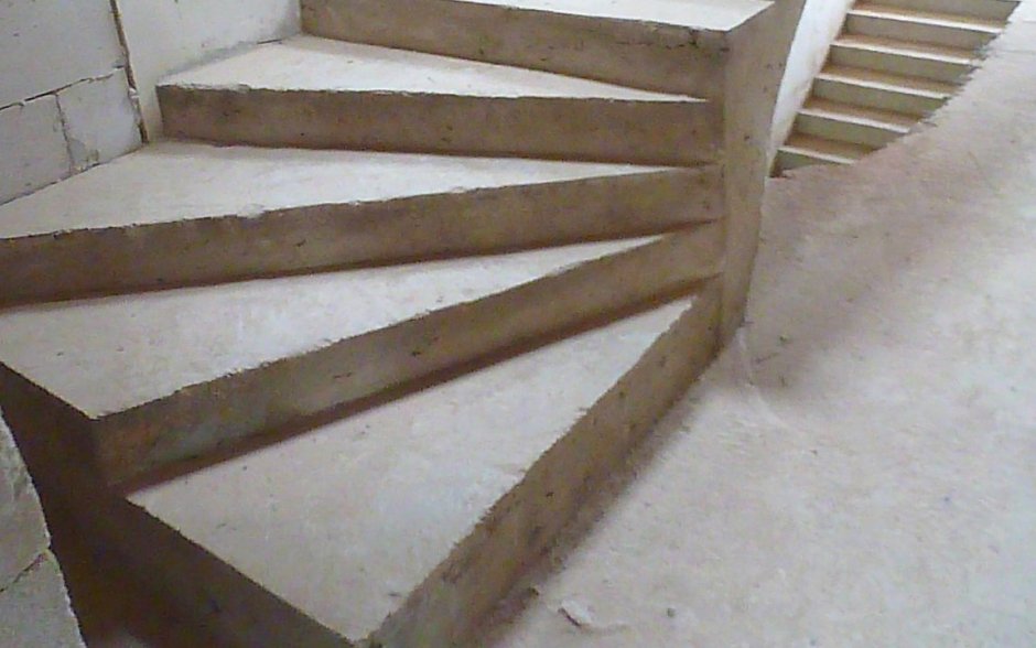 Бетонная лестиниса на улитса