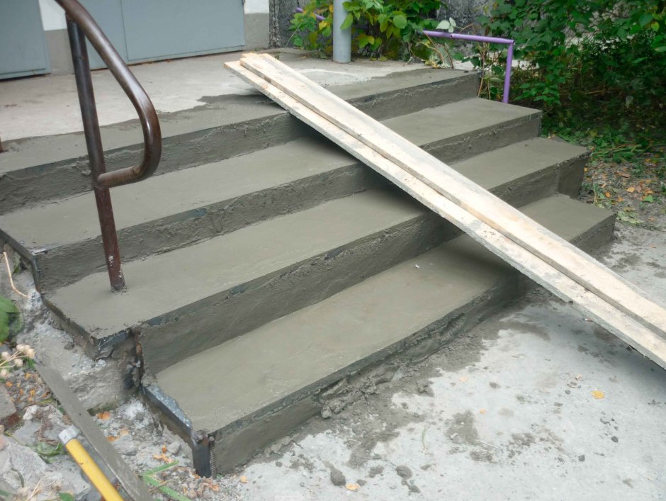 Бетонная лестница с деревянными ступенями