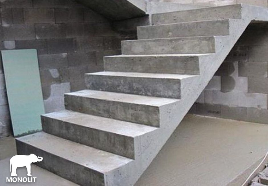 Бетонные ступеньки