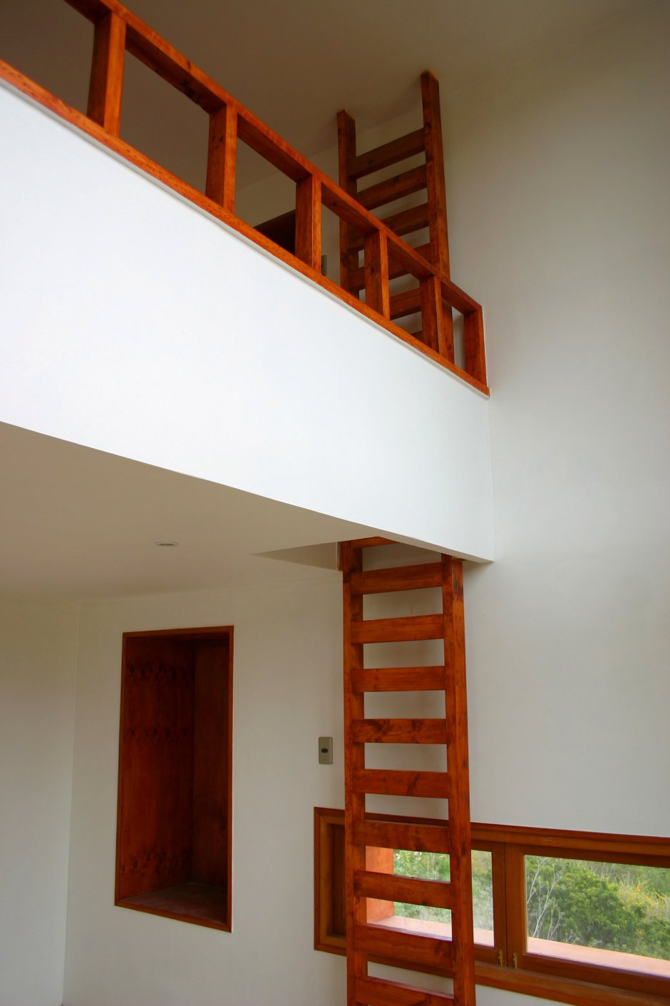 Компактная лестница на антресольный этаж