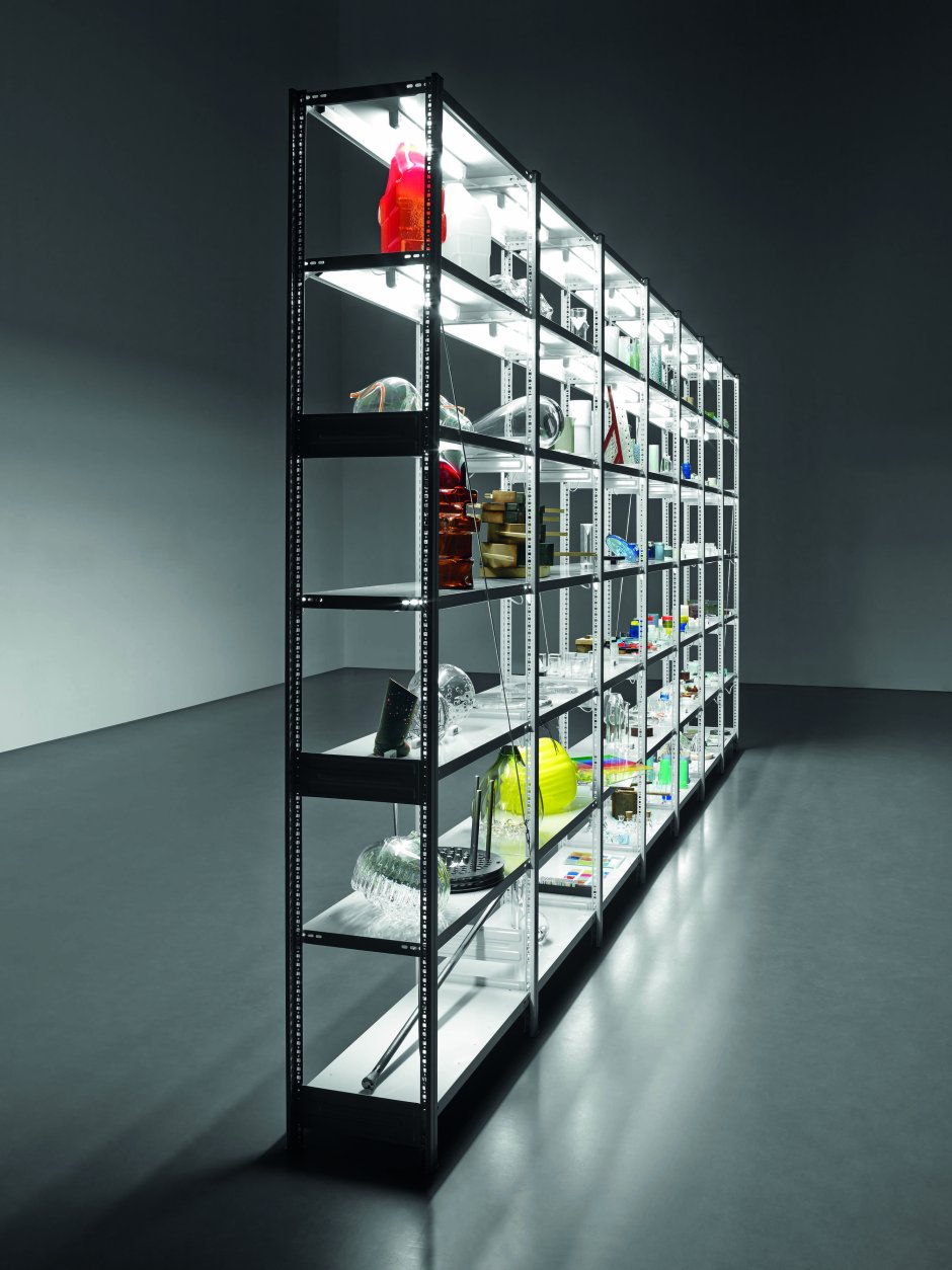 Футуристический стеллаж