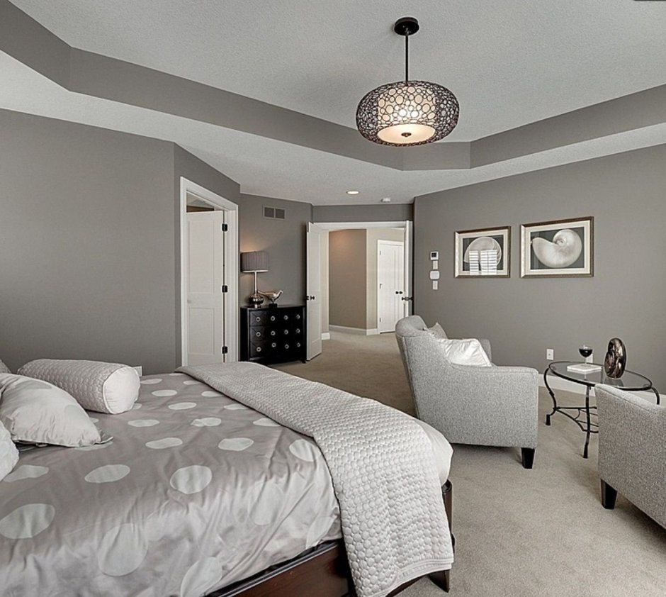 Серый потолок в спальне
