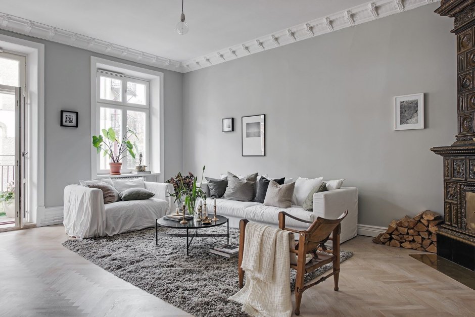 Серые стены коричневый пол