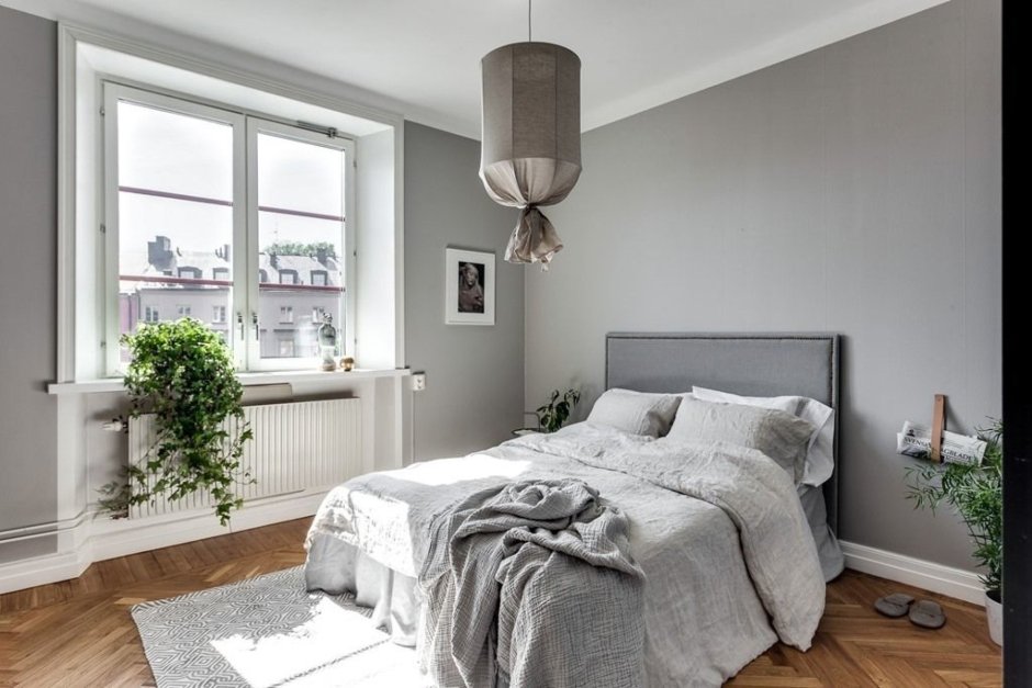 Спальня в скандинавском стиле с серыми стенами