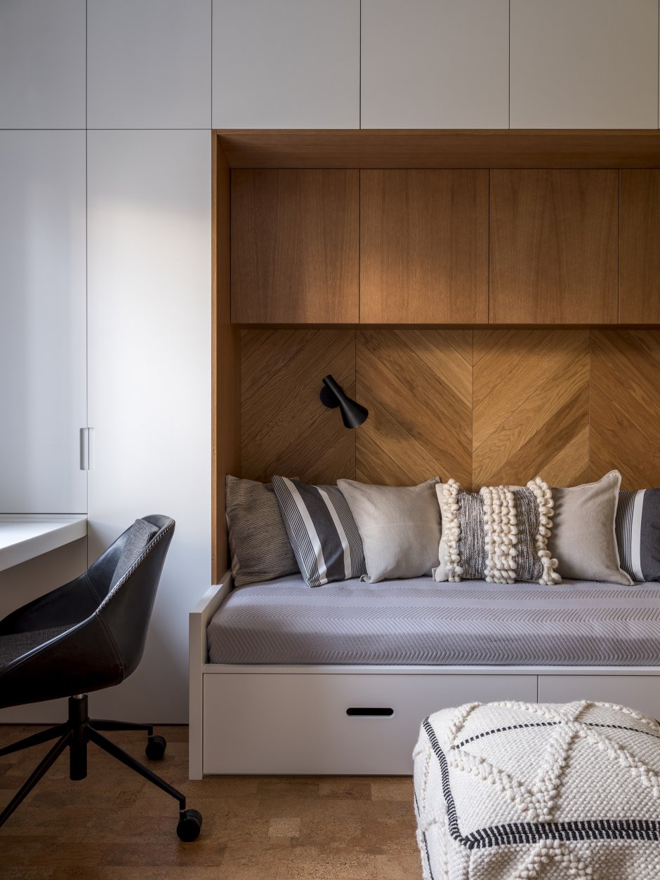 Шкаф над диваном