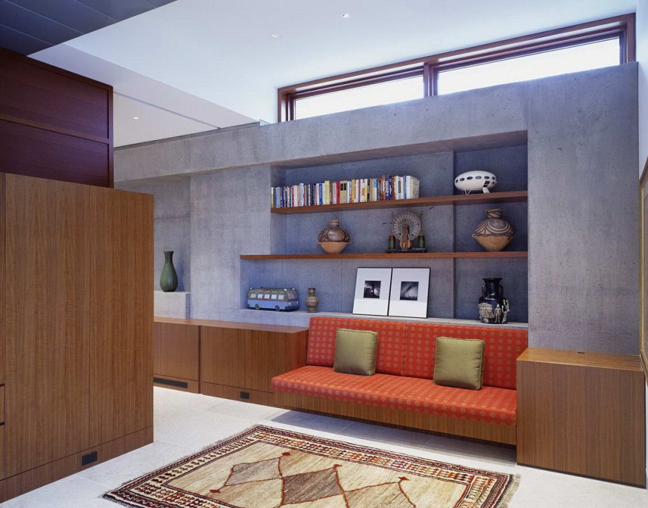 Навесные шкафы над диваном