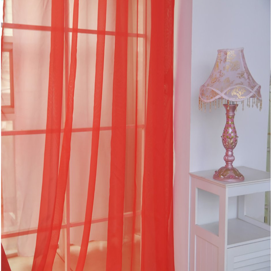 Полупрозрачные красные шторы