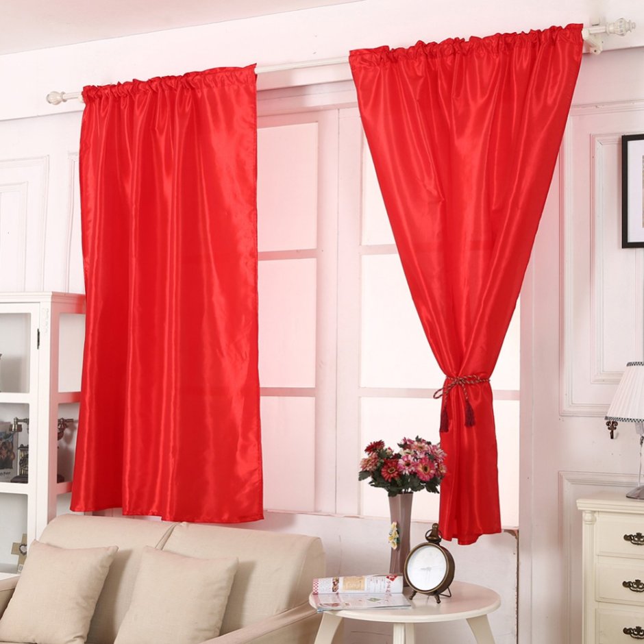 Красные шторы