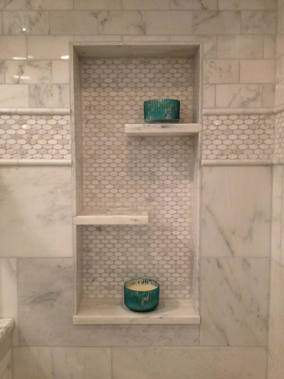 Встроенные полочки в ванной