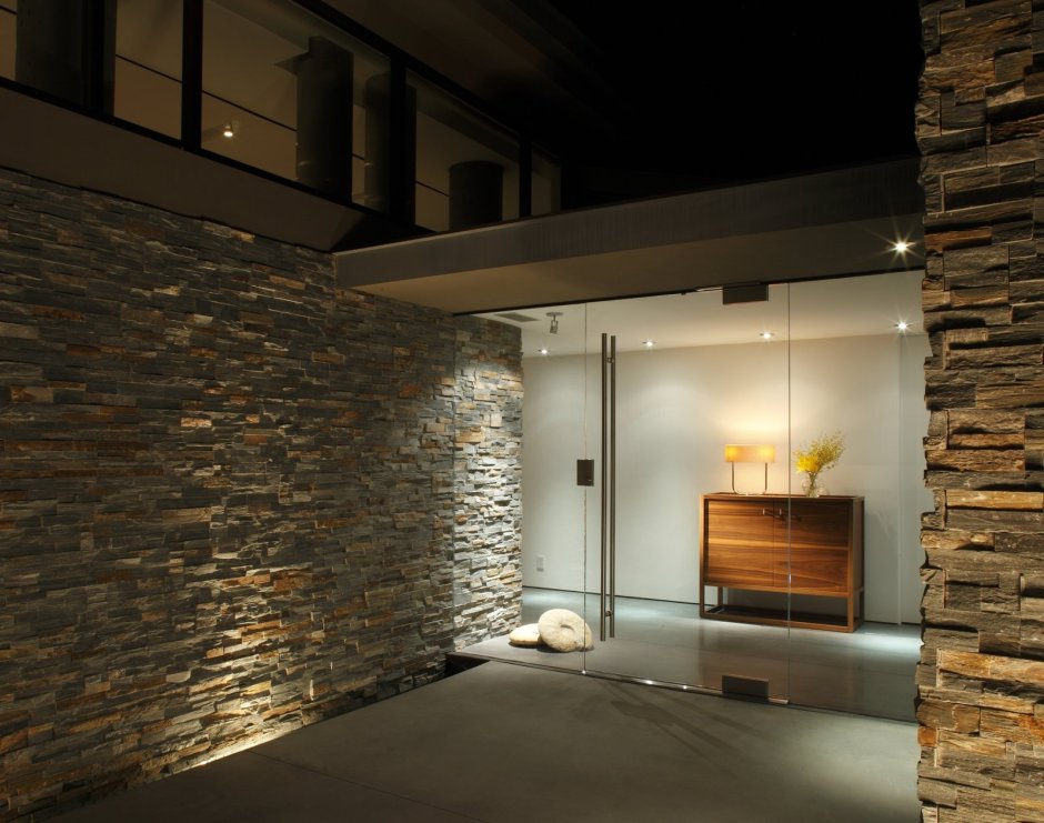 Каменная стена с подсветкой