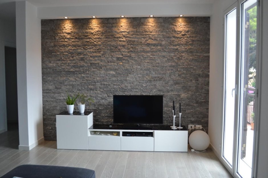 Декоративная штукатурка под камень в интерьере гостиной