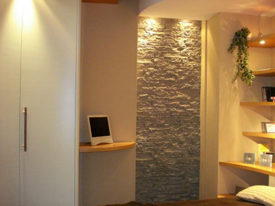 Камень с подсветкой в интерьере