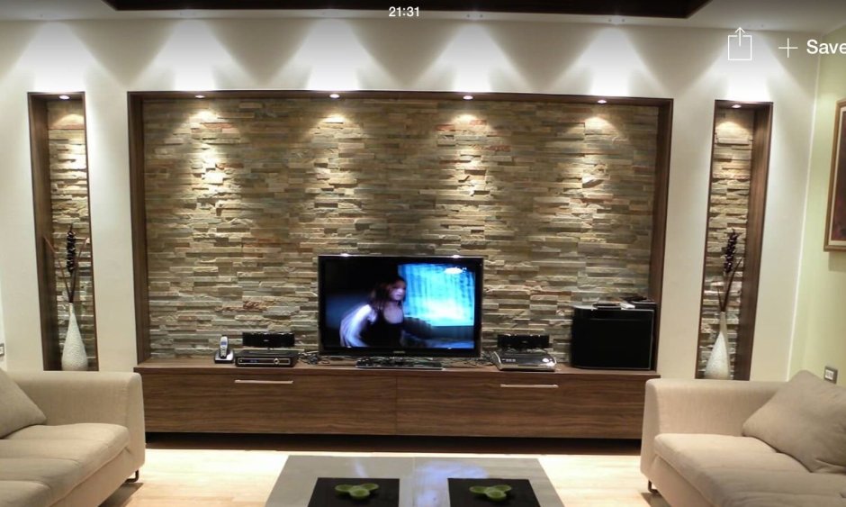 Декор стен в гостиной камнем с подсветкой