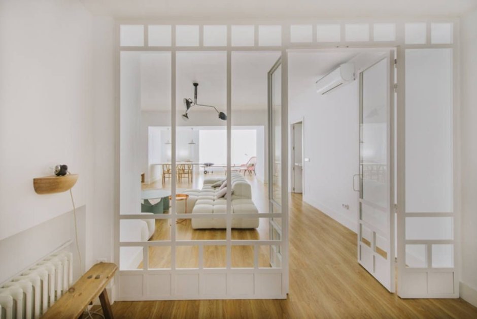 Стеклянная перегородка белая