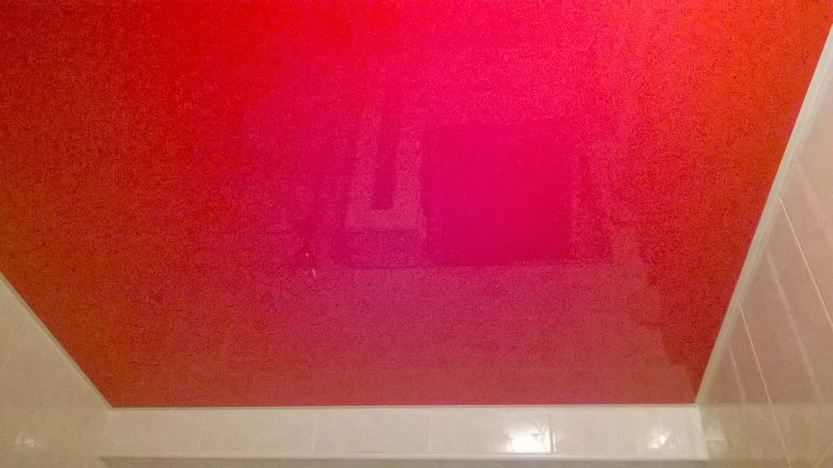 Красный глянцевый потолок