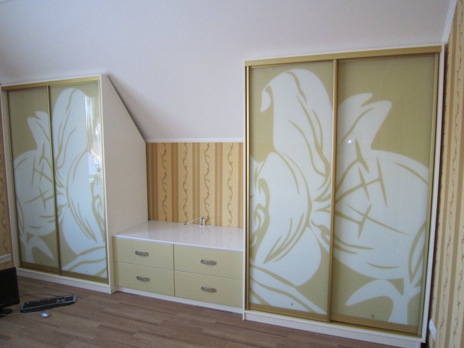 Шкафы с комодом посередине