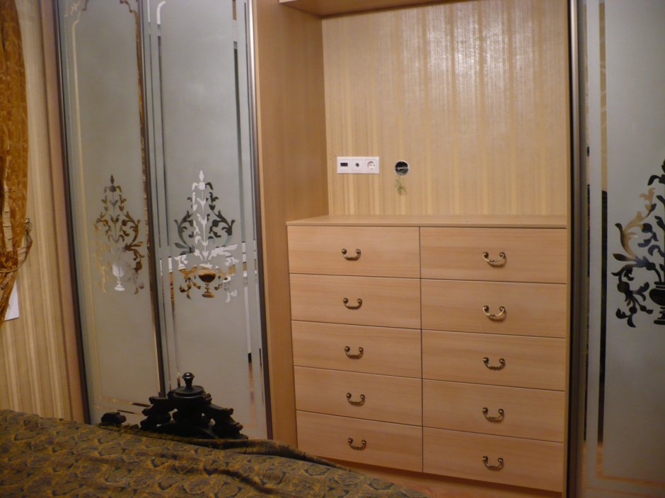 Шкаф с комодом внутри