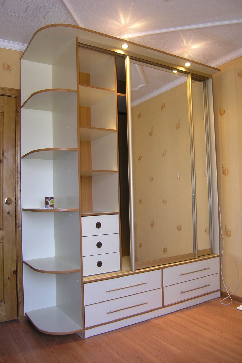 Шкаф купе со встроенным комодом
