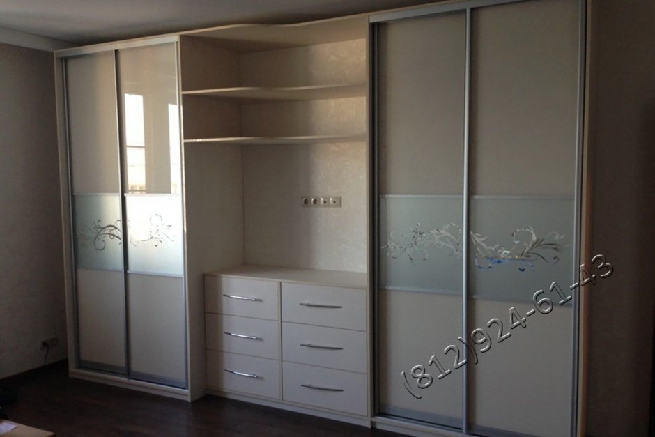 Встроенный шкаф с комодом в спальню