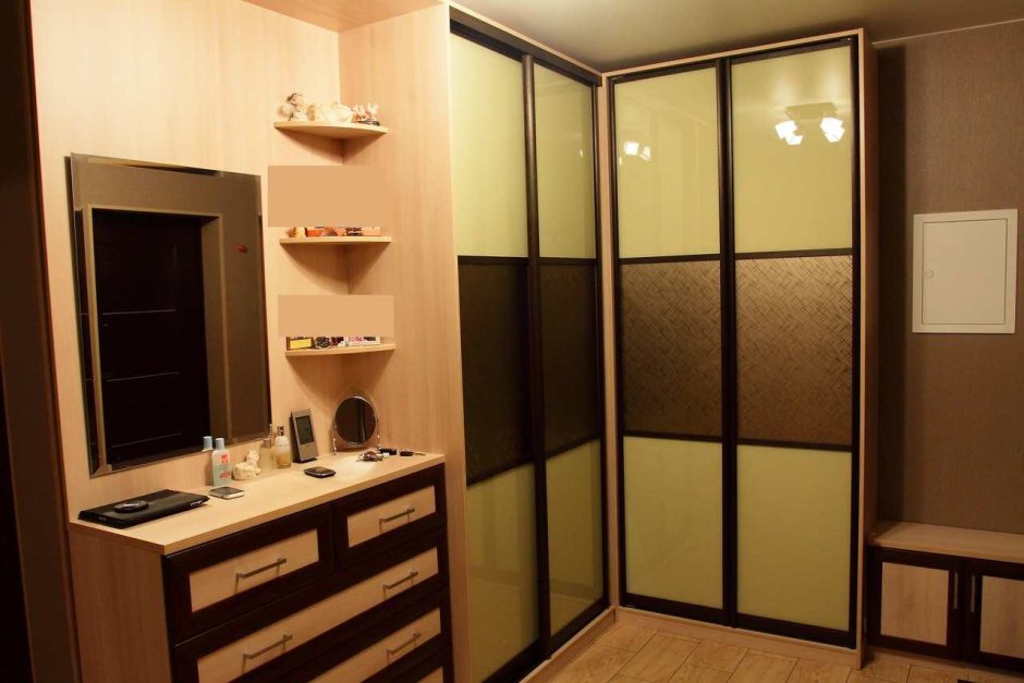 Шкаф-купе с комодом посередине