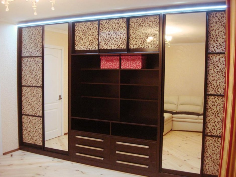 Встроенный шкаф с нишей под телевизор