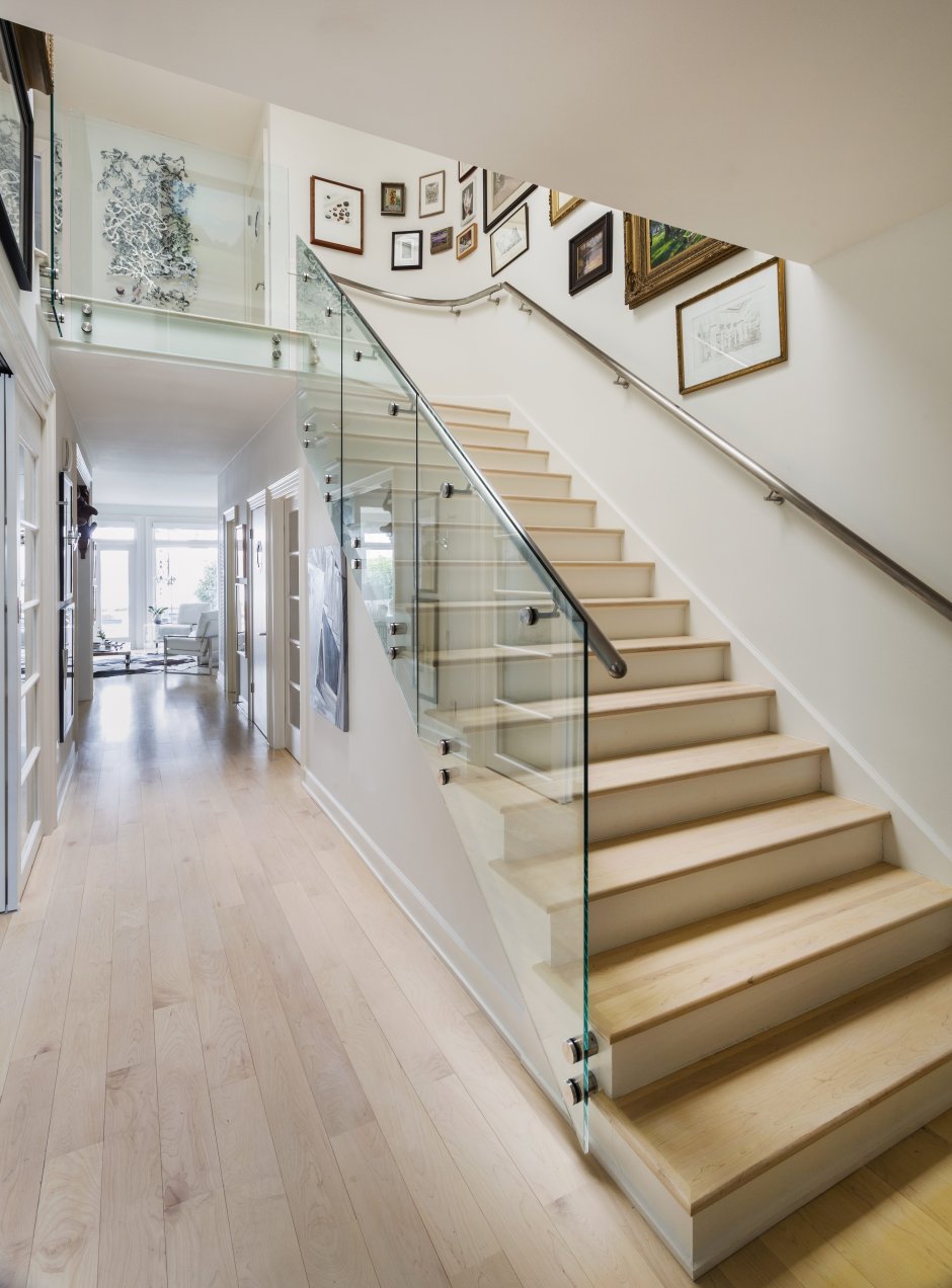 Прихожая с лестницей в таунхаусе