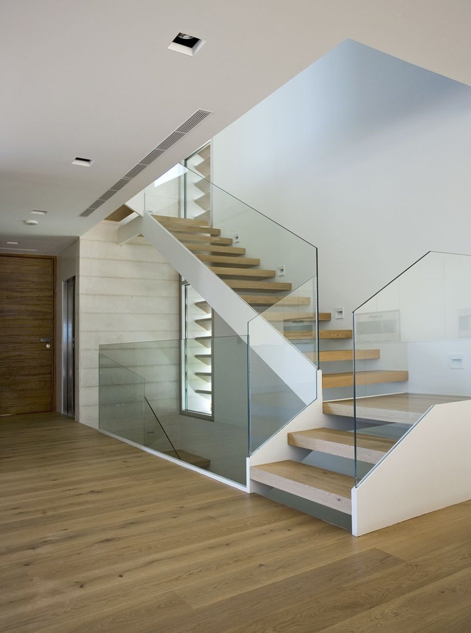 Отделка лестницы в таунхаусе