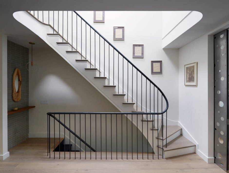 Перила для лестницы в таунхаусе