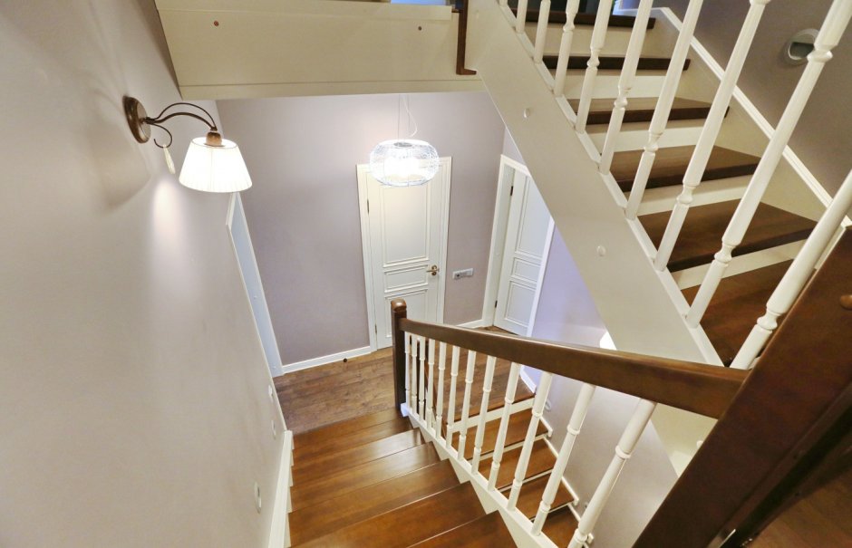 Интерьер гостиной с лестницей