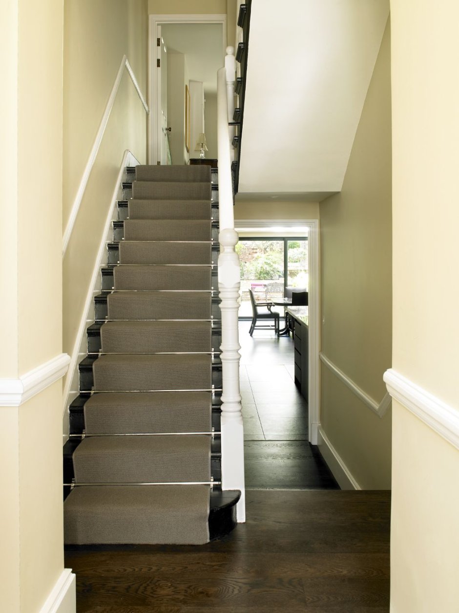 Недорогая лестница в таунхаус