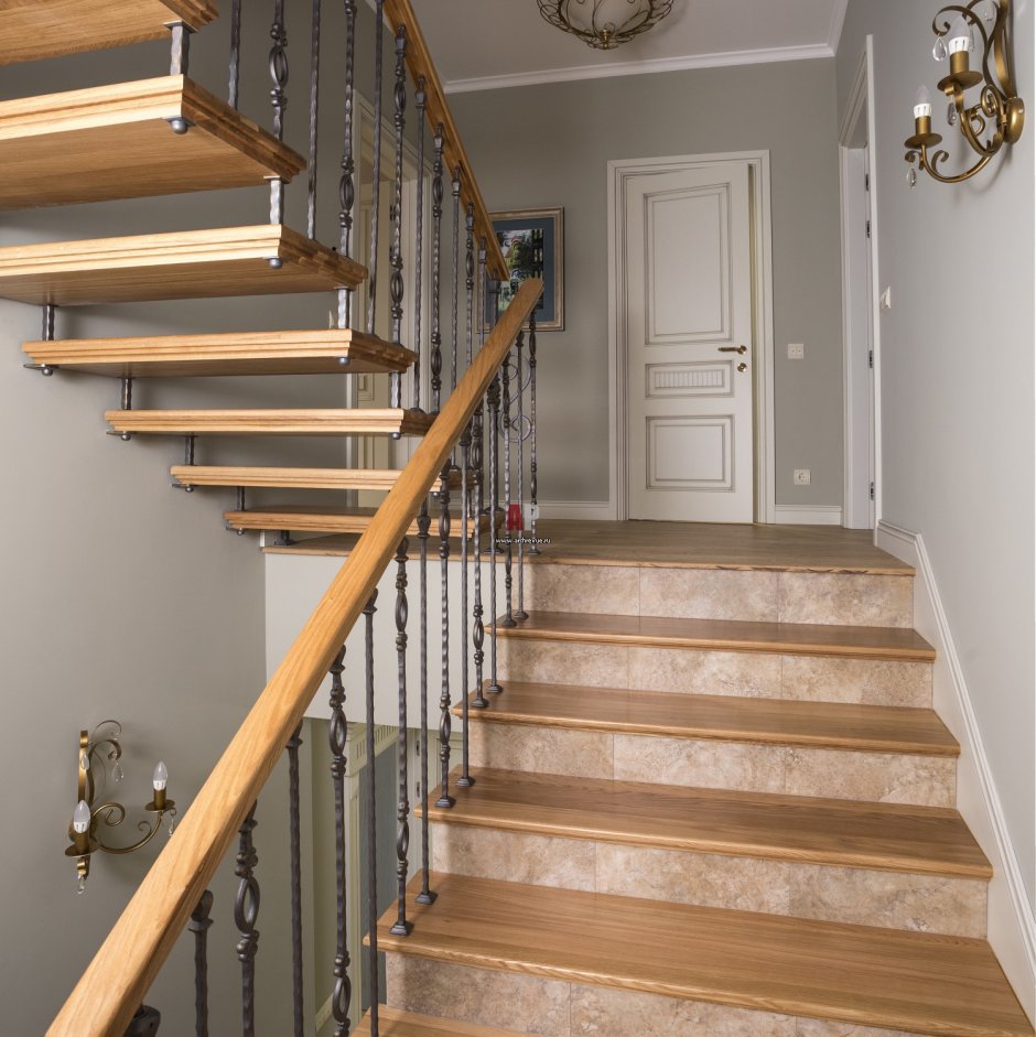 Узкая лестница на второй этаж