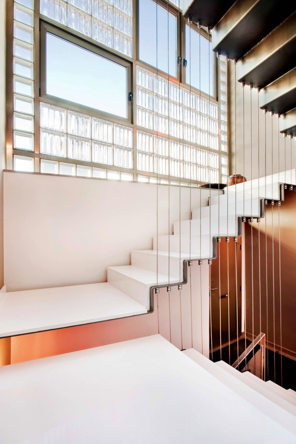 Деревянная лестница в таунхаусе