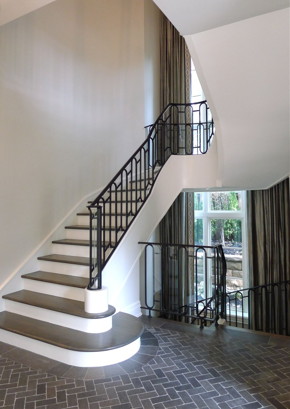 Лестница между двух стен