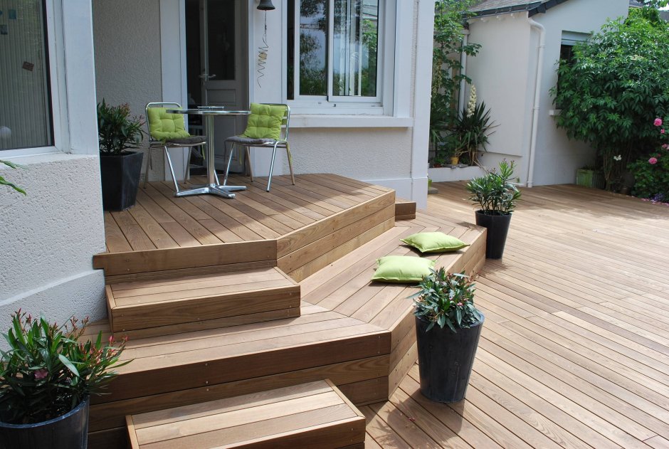 Высокая терраса со ступеньками