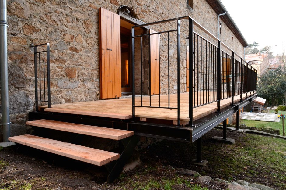 Круглые каменные ступеньки