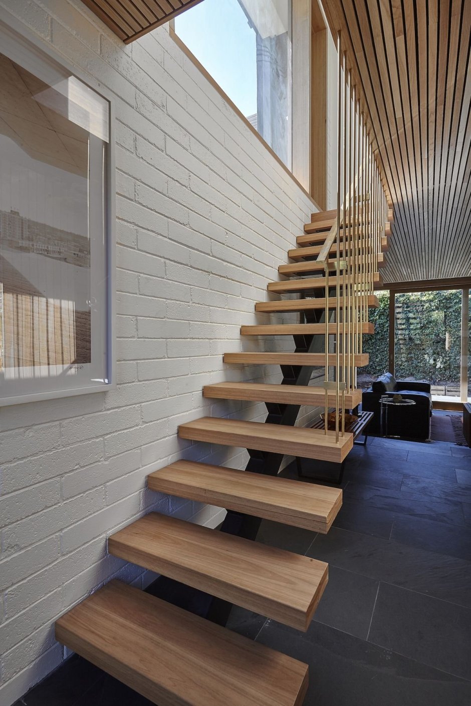 Веранда с лестницей на второй этаж