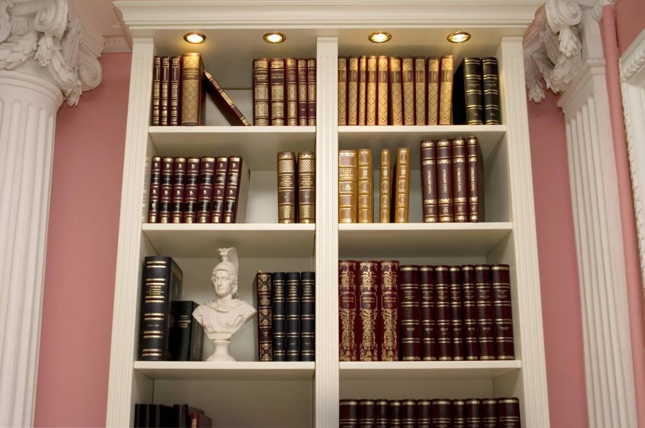 Книжный шкаф в винтажном стиле