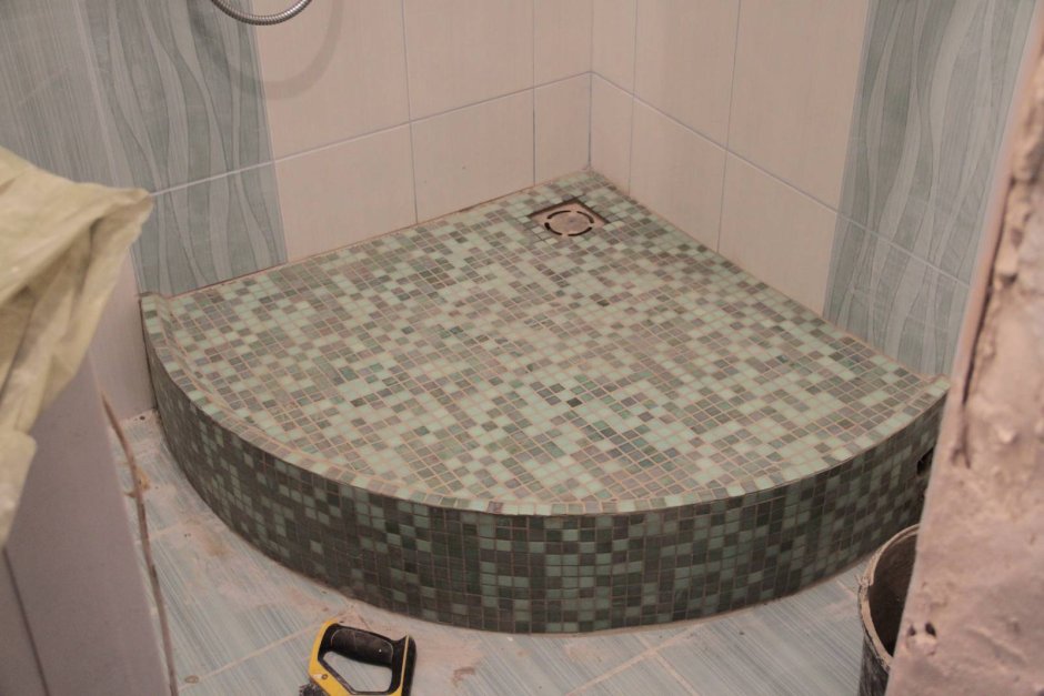 Душевой поддон из мозаики