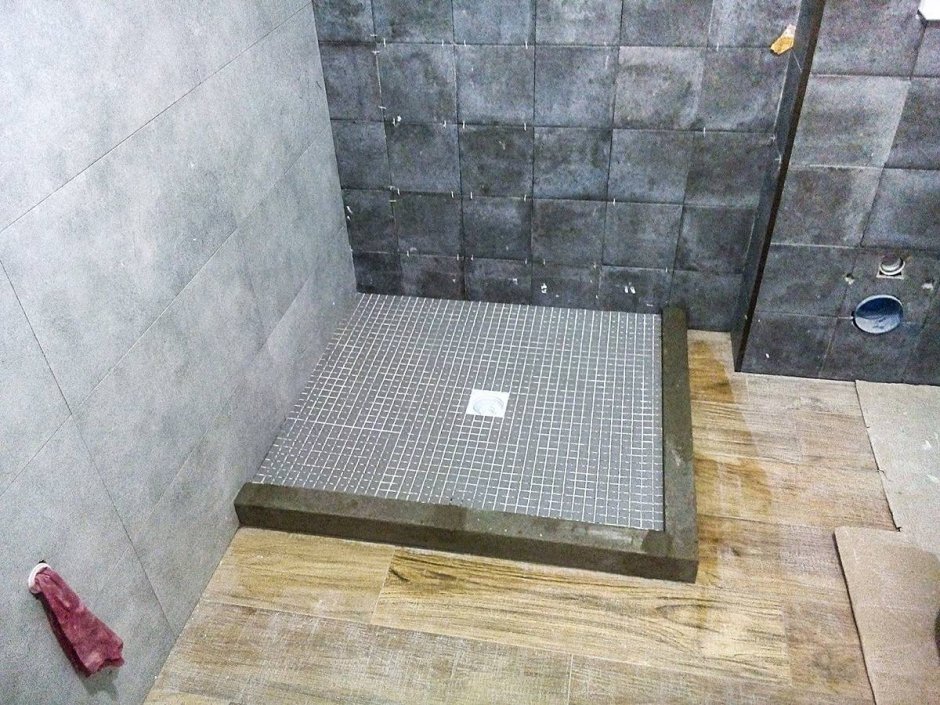 Стык мозаики и плитки