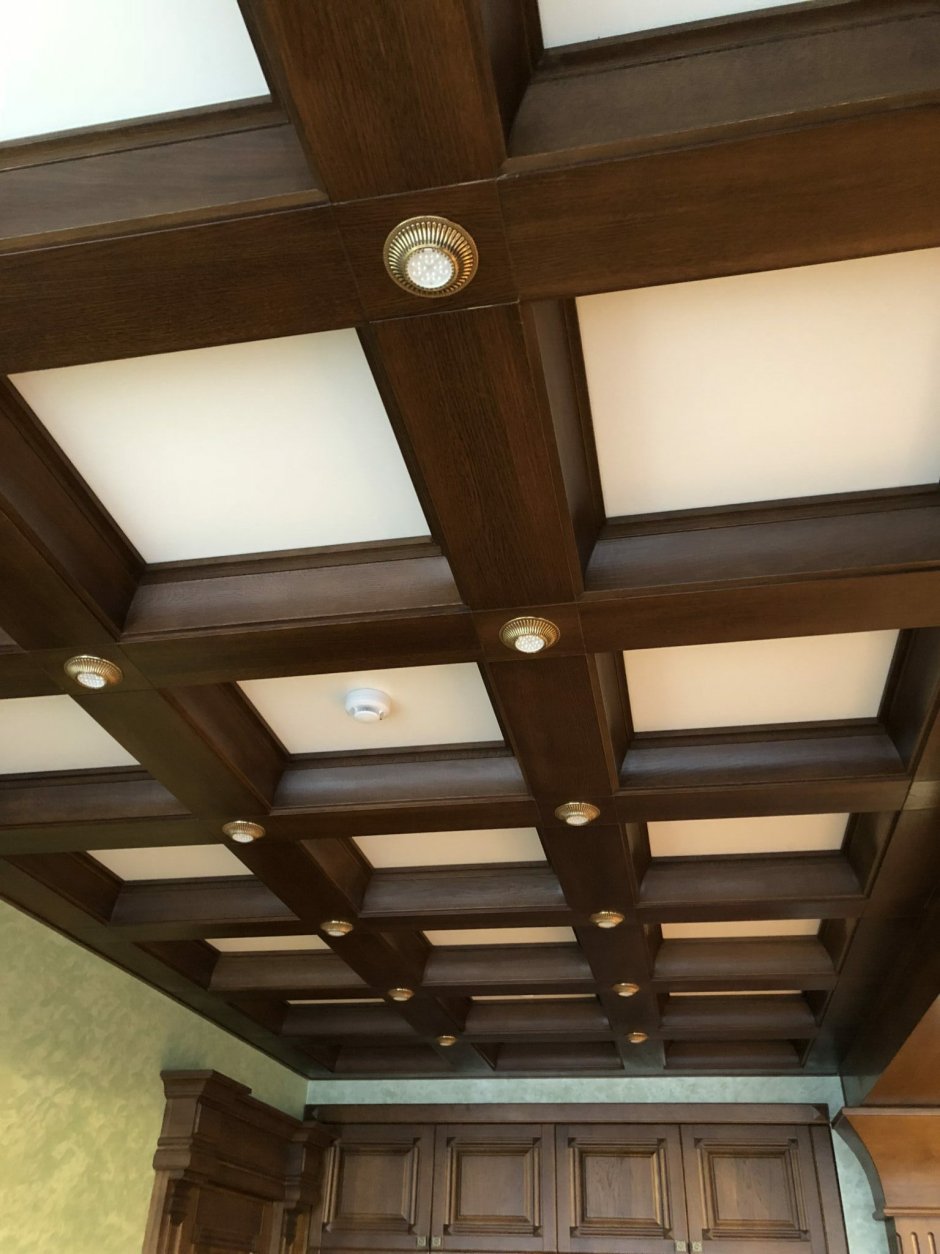 Потолок с элементами дерева