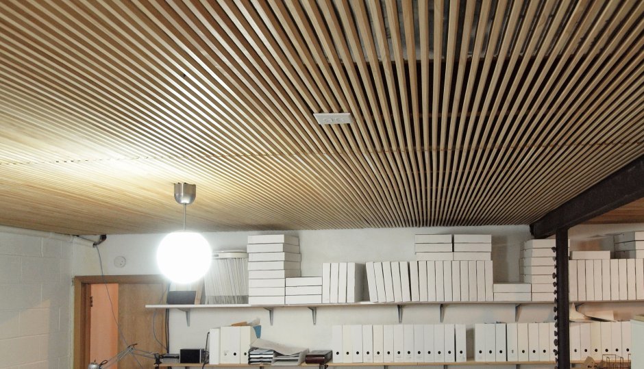 Обшивка потолка рейкой