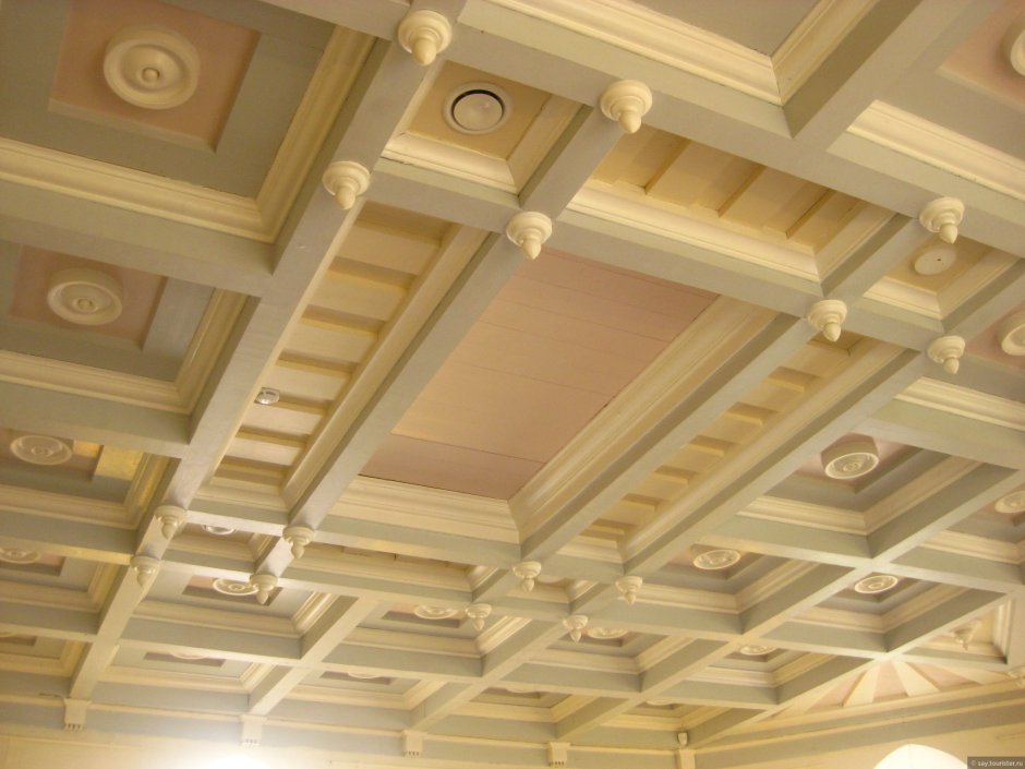 Наборный потолок из дерева