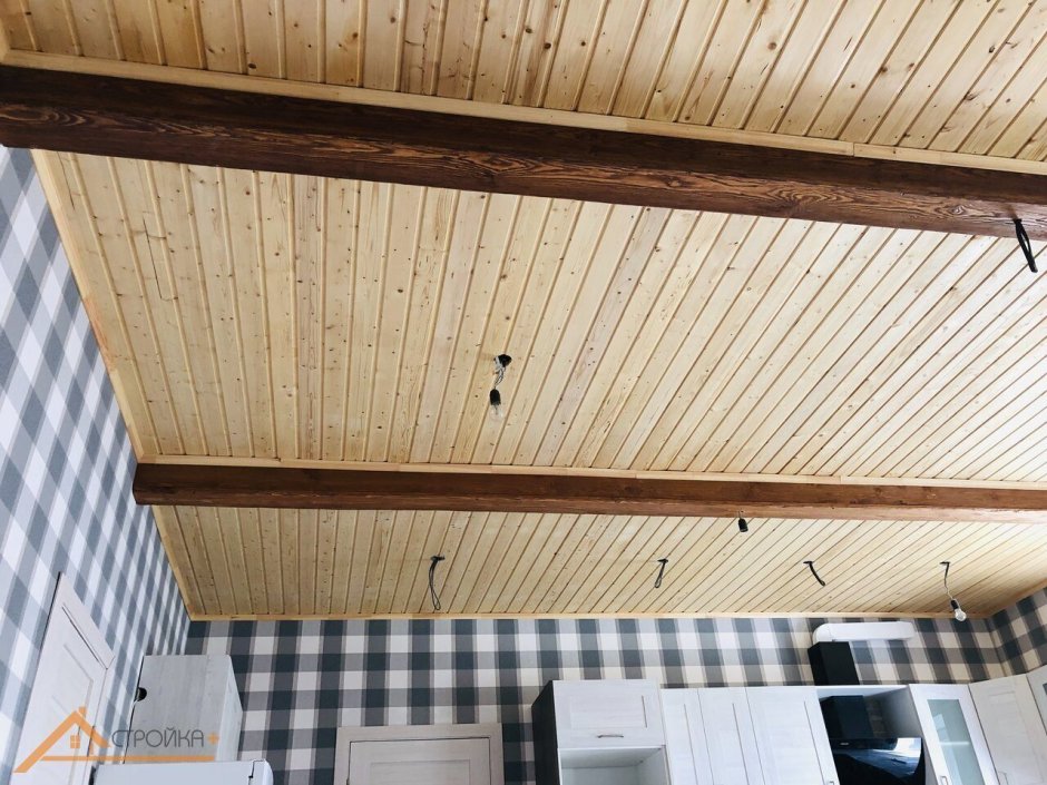Потолок вагонка с балками
