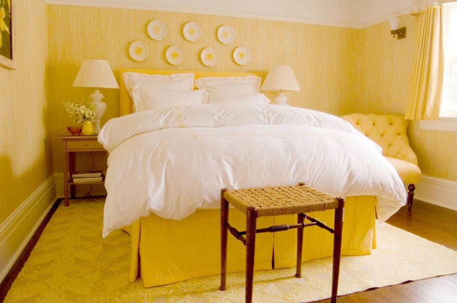 Лимонные стены в спальне