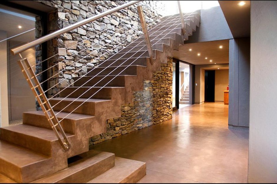 Бетонная лестница в доме